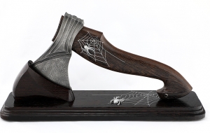 Топор №1 сталь дамаск (долы) короткая рукоять венге с инкрустацией на подставке Топор №1 сталь дамаск (долы) короткая рукоять венге с инкрустацией на подставке