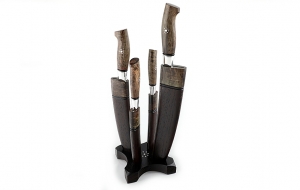 Набор ножей; Шеф в подставке из венге + карельская береза, сталь дамаск ламинированный, рукоять карельская береза стабилизированная коричневая Набор ножей; Шеф в подставке из венге + карельская береза, сталь дамаск ламинированный, рукоять карельская береза стабилизированная коричневая