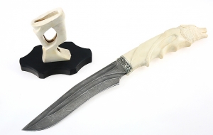 Премиум Нож Волк сталь дамаск-долы, рукоять рог лося резная голова волка, на подставке рог лося черный граб Премиум Нож Волк сталь дамаск-долы, рукоять рог лося резная голова волка, на подставке рог лося черный граб