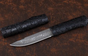 Коллекционный Нож с деревянными ножнами из торцевого дамаска рукоять и ножны черный граб резной Коллекционный Нож с деревянными ножнами из торцевого дамаска рукоять и ножны черный граб резной