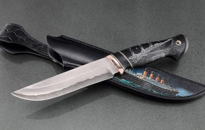 Коллекционный нож Косуля ламинация S 390 в крученом дамаске, мокуме-гане акрил черный, скримшоу Титаник Коллекционный нож Косуля ламинация S 390 в крученом дамаске, мокуме-гане акрил черный, скримшоу Титаник