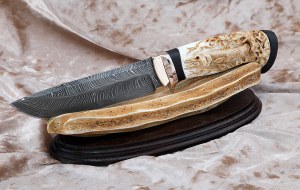 Подарочный Нож Барракуда сталь дамаск торцевой, рукоять мокуме-гане черный граб бивень моржа резной на подставке Подарочный Нож Барракуда сталь дамаск торцевой, рукоять мокуме-гане черный граб бивень моржа резной на подставке