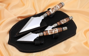 Набор ножей для просфоры Х12МФ (полированная) карельская береза рог лося мельхиор (черная кожа) Набор ножей для просфоры Х12МФ (полированная) карельская береза рог лося мельхиор (черная кожа)