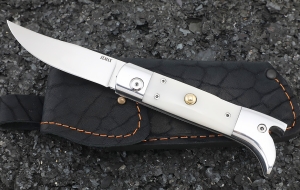 Нож Сапожок выкидной сталь Elmax накладки акрил белый Нож Сапожок выкидной сталь Elmax накладки акрил белый