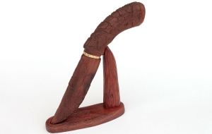 Коллекционный Нож Корсак сталь дамаск полный камень рукоять бубинга резная на подставке Коллекционный Нож Корсак сталь дамаск полный камень рукоять бубинга резная на подставке