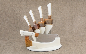 Подставка из акрила с набором из 4 ножей и тяпки 95х18, G10 белая карельская береза Подставка из акрила с набором из 4 ножей и тяпки 95х18, G10 белая карельская береза