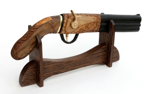 Композиция "Старинный пистолет" нож Заяц сталь дамаск полный камень рукоять орех резная на подставке ножны дерево орех черный граб Композиция "Старинный пистолет" нож Заяц сталь дамаск полный камень рукоять орех резная на подставке ножны дерево орех черный граб