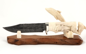 Авторский нож Дельфин сталь дамаск-камень, рукоять резная, рог лося на подставке Авторский нож Дельфин сталь дамаск-камень, рукоять резная, рог лося на подставке