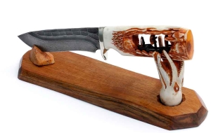 Нож Амур сталь дамаск-камень, рукоять резная,рог лося на подставке Нож Амур сталь дамаск-камень, рукоять резная,рог лося на подставке