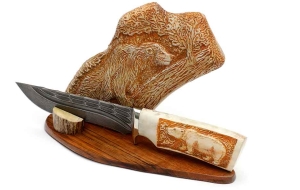 Коллекционный нож Охотник сталь дамаск камень рукоять рог лося резная медведь на подставке Коллекционный нож Охотник сталь дамаск камень рукоять рог лося резная медведь на подставке