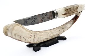 Подарочный нож Охотник сталь D2 рукоять резная рог лося, на подставке рог лося резная Подарочный нож Охотник сталь D2 рукоять резная рог лося, на подставке рог лося резная