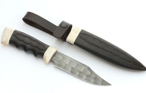 Эксклюзивный нож Дельфин сталь дамаск полный камень, рукоять резная черный граб -рог лося, ножны дерево черный граб Эксклюзивный нож Дельфин сталь дамаск полный камень, рукоять резная черный граб -рог лося, ножны дерево черный граб