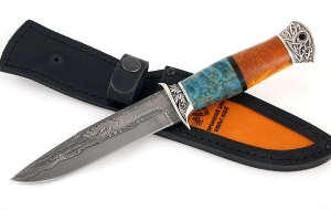 Нож Лидер, сталь дамаск ламинированный, рукоять наборная карельская береза стабилизированная синяя+янтарь, мельхиор Нож Лидер, сталь дамаск ламинированный, рукоять наборная карельская береза стабилизированная синяя+янтарь, мельхиор