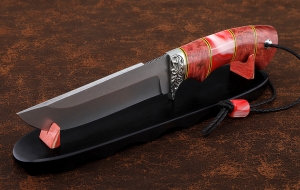 Подарочный Нож Алтай сталь К340 рукоять карельская береза красная акрил, мельхиор на подставке Подарочный Нож Алтай сталь К340 рукоять карельская береза красная акрил, мельхиор на подставке