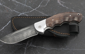 Складной нож "Ястреб" сталь дамаск, накладки карельская береза коричневая Складной нож "Ястреб" сталь дамаск, накладки карельская береза коричневая