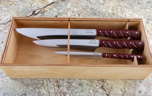 Набор кухонных ножей из стали 95Х18 с рукоятью из красного акрила в футляре Набор кухонных ножей из стали 95Х18 с рукоятью из красного акрила в футляре