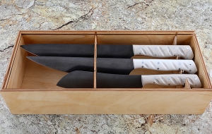 Набор кухонных ножей из стали Х12МФ с рукоятью из белого акрила в футляре Набор кухонных ножей из стали Х12МФ с рукоятью из белого акрила в футляре