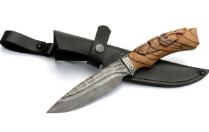 Нож Походный сталь дамаск-камень, рукоять резная, зебрано с инкрустацией Нож Походный сталь дамаск-камень, рукоять резная, зебрано с инкрустацией