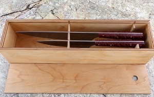 Набор из двух кухонных ножей из стали 95Х18 с рукоятью из красного акрила в футляре Набор из двух кухонных ножей из стали 95Х18 с рукоятью из красного акрила в футляре