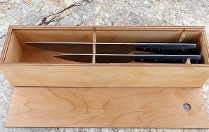 Набор из двух кухонных ножей из стали 95Х18 с рукоятью из черного акрила в футляре Набор из двух кухонных ножей из стали 95Х18 с рукоятью из черного акрила в футляре