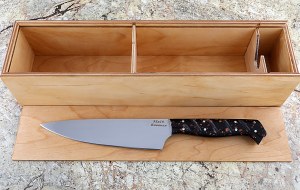 Кухонный нож из стали 95Х18 с рукоятью из коричневого акрила в футляре Кухонный нож из стали 95Х18 с рукоятью из коричневого акрила в футляре