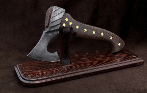 Топор Крепыш-3 дамаск долы рукоять венге с инкрустацией на подставке Топор Крепыш-3 дамаск долы рукоять венге с инкрустацией на подставке