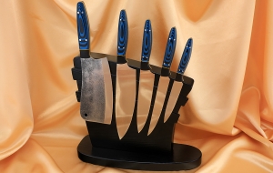 Подставка из венге с магнитными полосами, набором из 4 ножей и тяпки 95х18, микарта синяя Подставка из венге с магнитными полосами, набором из 4 ножей и тяпки 95х18, микарта синяя