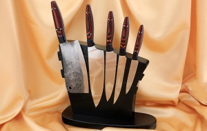 Подставка из венге с магнитными полосами, набором из 4 ножей и тяпки 95х18, микарта красная Подставка из венге с магнитными полосами, набором из 4 ножей и тяпки 95х18, микарта красная