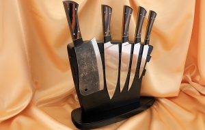 Подставка из венге с магнитными полосами, набором из 4 ножей и тяпки 95х18, G10 чернооранжевая Подставка из венге с магнитными полосами, набором из 4 ножей и тяпки 95х18, G10 чернооранжевая