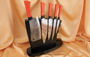 Подставка из венге с магнитными полосами, набором из 4 ножей и тяпки 95х18, G10 оранжевая Подставка из венге с магнитными полосами, набором из 4 ножей и тяпки 95х18, G10 оранжевая