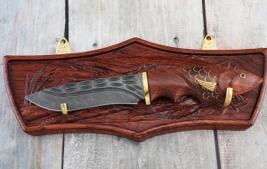 Авторский нож Турист сталь дамаск камень рукоять резная бубинга рыбка на подставке Авторский нож Турист сталь дамаск камень рукоять резная бубинга рыбка на подставке