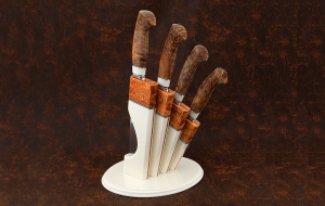 Премиум набор ножей на подставке из акрила белого янтарная карельская береза, сталь S390 Bohler Премиум набор ножей на подставке из акрила белого янтарная карельская береза, сталь S390 Bohler